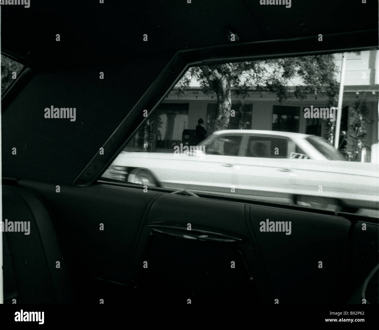 Fenster Los Angeles Kalifornien 1960er Jahre Hollywood schwarze und weiße Straße bewegten Fahrzeug Autofenster innen Platz Ausschau Stockfoto