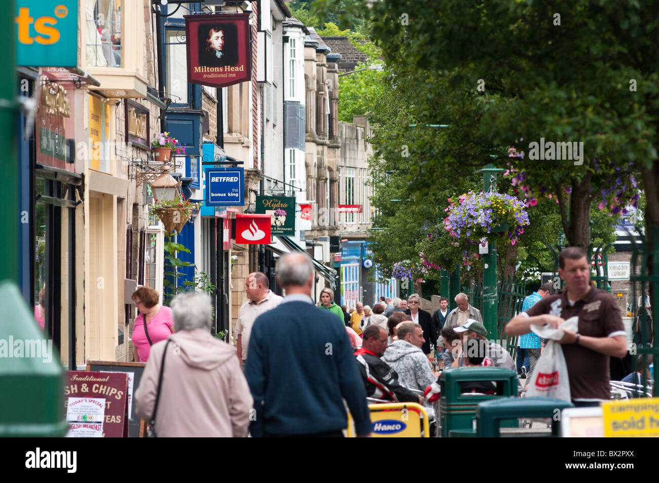 EINE GESCHÄFTIGE SHOPPING STRAßE IN BUXTON IN DERBYSHIRE. ENGLAND Stockfoto