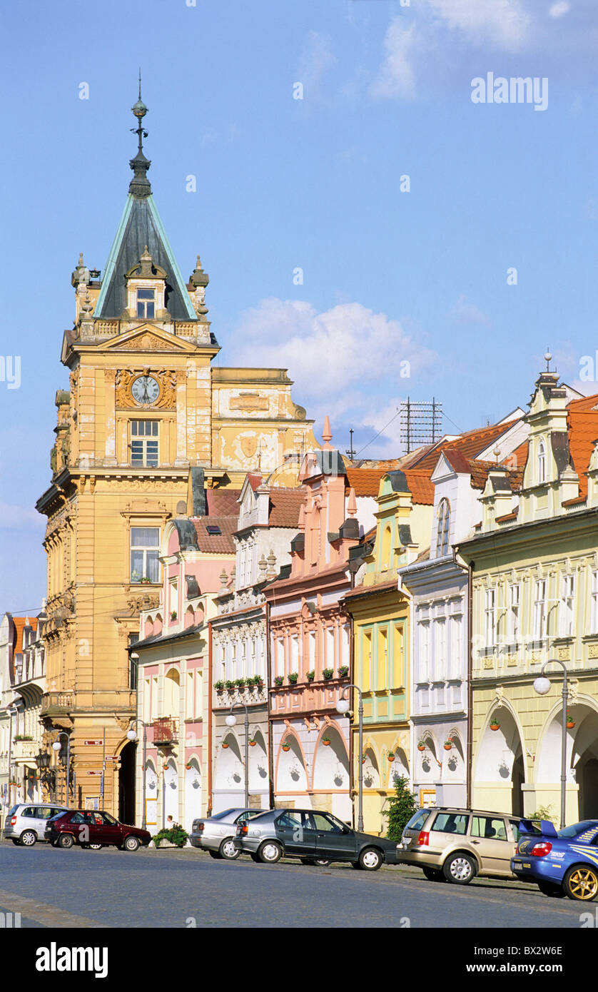 Arcade Arkaden Böhmen Auto Autos Stadtansicht Stadtansichten Farbe Farbe Tschechien tagsüber Domazlice Europa Stockfoto