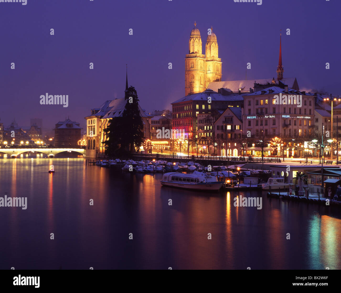 Zürich-Stadt bei Nacht Nacht Weihnachten Winter Weihnachten Beleuchtung Grossmünster Minster Kirche Limmat Sch Stockfoto