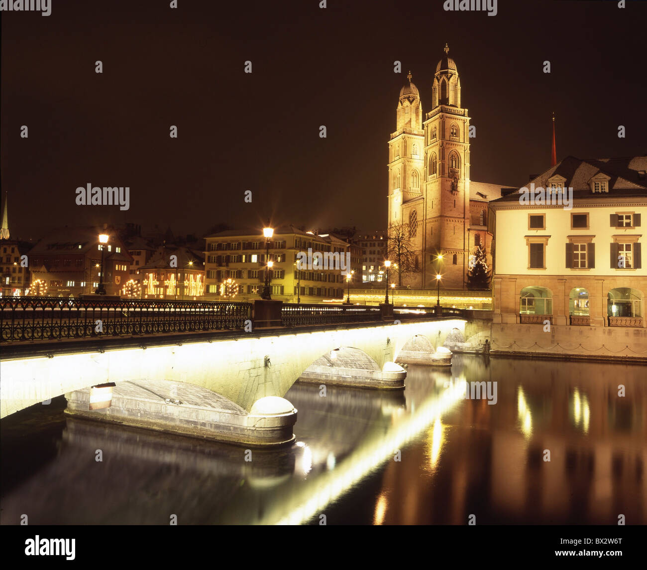 Zürich-Stadt bei Nacht Nacht Weihnachten Winter Weihnachten Beleuchtung Grossmünster Minster Kirche Limmat Mun Stockfoto