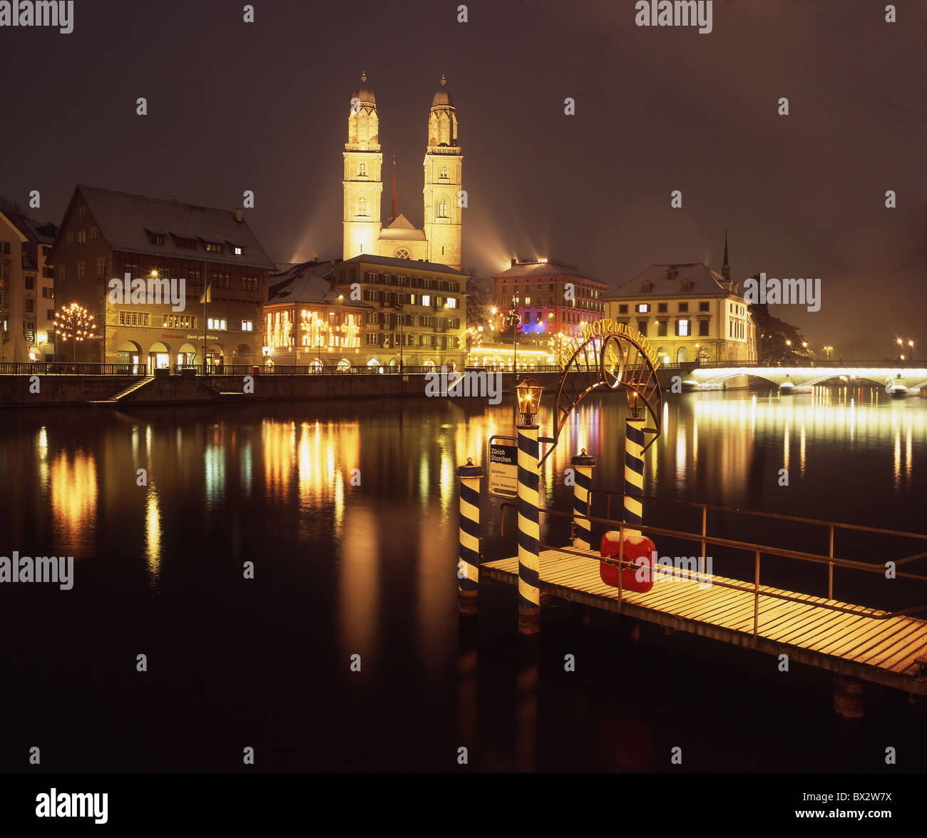 Zürich-Stadt bei Nacht Nacht Weihnachten Winter Weihnachtsbeleuchtung Grossmünster Minster Kirche Limmat Moo Stockfoto