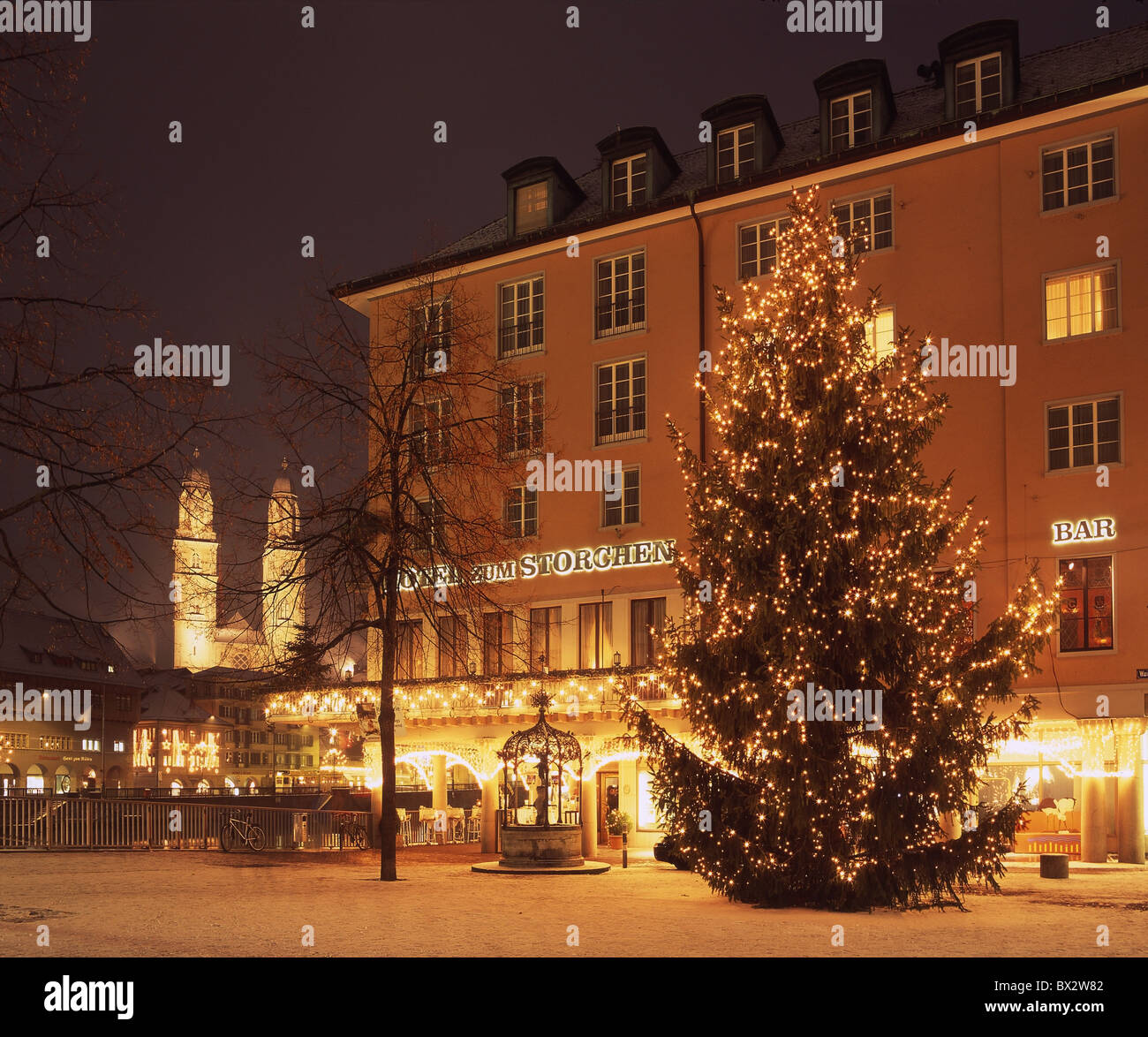 Zürich-Stadt bei Nacht Nacht Weihnachten Winter Weihnachtsbeleuchtung Grossmünster Minster Kirche Limmat gewinnen Stockfoto