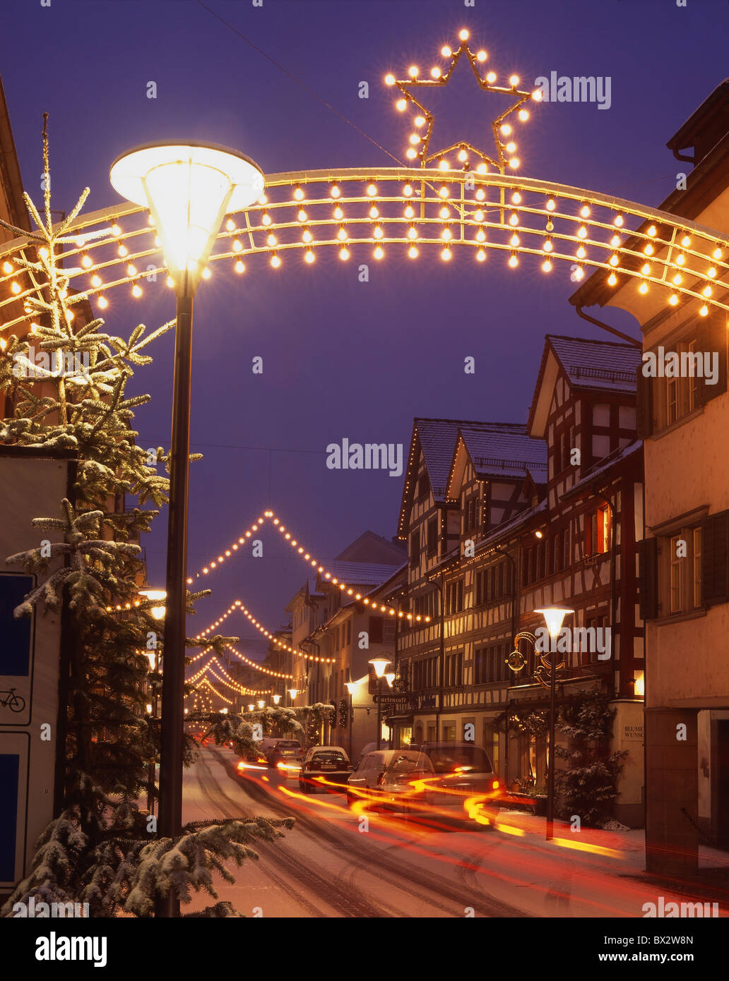 Rheineck Weihnachten Winter Weihnachtsbeleuchtung bei Nacht Nacht alte Stadt Dekoration Straße Schnee Kanton St. Galle Stockfoto