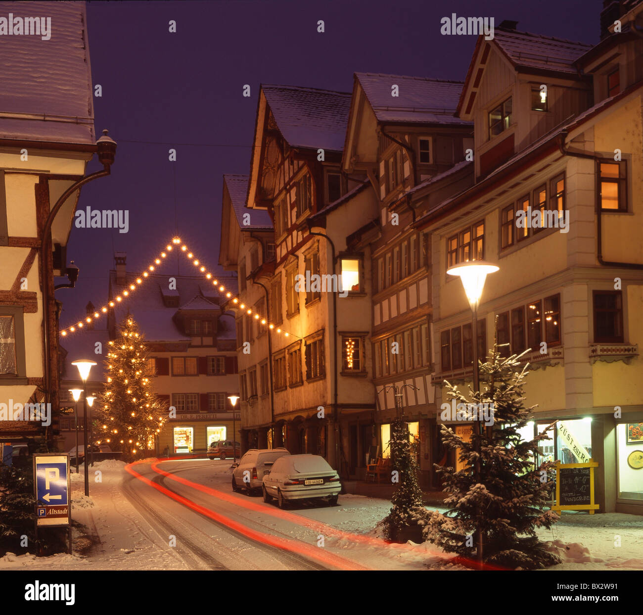 Rheineck Weihnachten Winter Weihnachtsbeleuchtung bei Nacht Nacht alte Stadt Dekoration Straße Schnee Kanton St. Galle Stockfoto