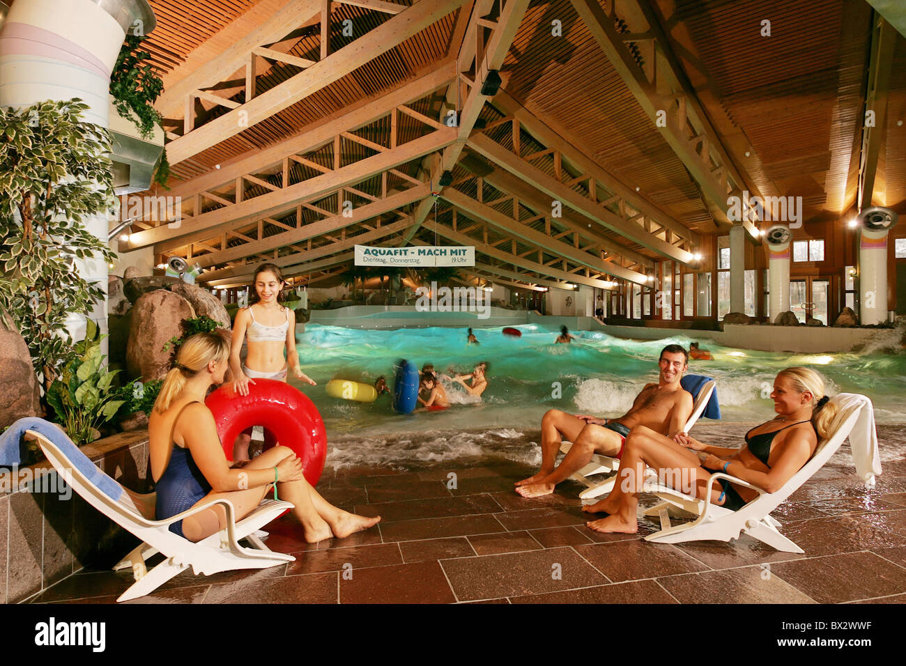 Traeumen Schwimmbad Hallenbad Wellenbad im Inneren Gäste Unternehmen Menschen Badem Spaß Witz Ersatzteil t Stockfoto