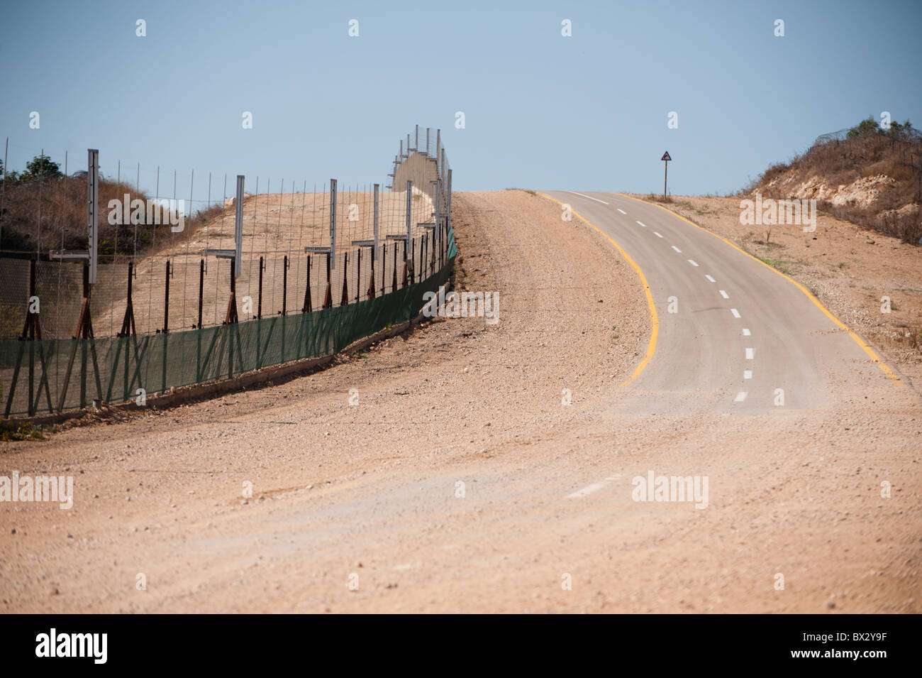 Ein Teil der israelischen Sperranlage--hier, ein Zaun mit Sensoren zur Erkennung von Manipulationen. Stockfoto