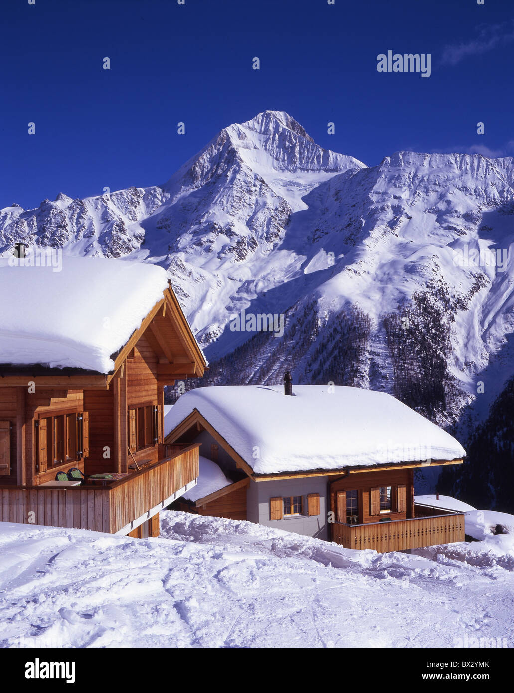 Winter Sommer Hütte Sommer Ferienhäuser Chalet Chalet beherbergt Häuser  Lauchernalp Kanton Wallis Schweiz Europ Stockfotografie - Alamy