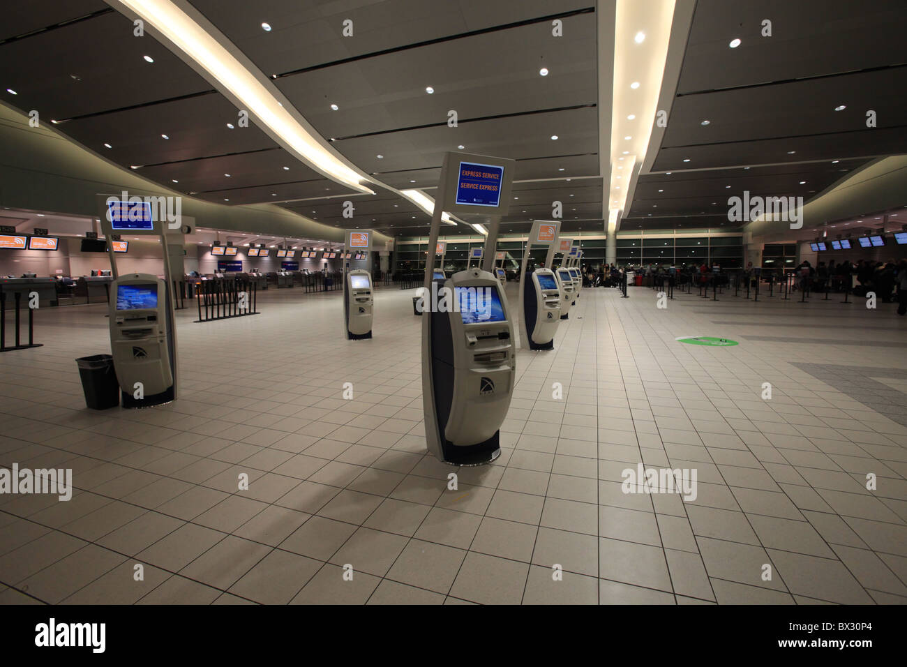 Self-service-Automaten am Flughafen Toronto Pearson Stockfoto