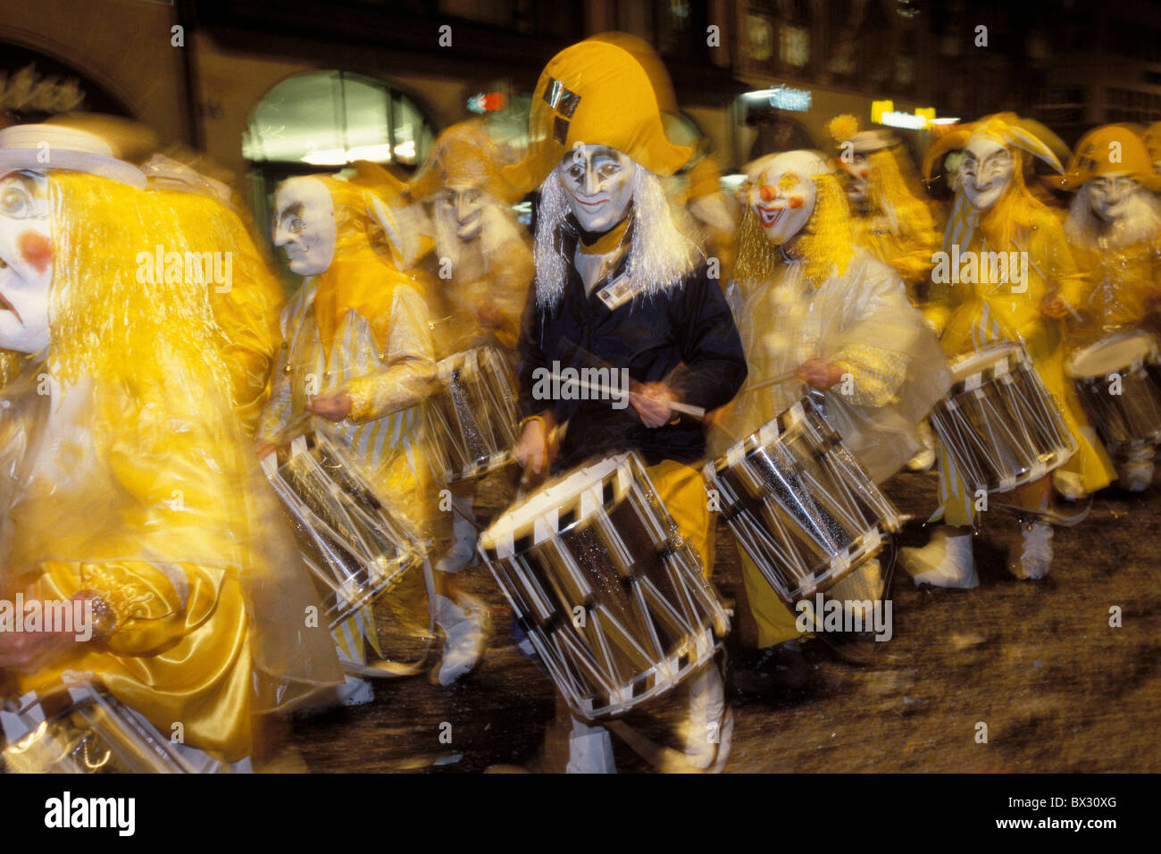 Basler Karneval Morgestraich Gruppe Trommeln Musik Kostüme Karneval Basel  Basel Stadt Stadt Tradition benutzerdefinierte S Stockfotografie - Alamy