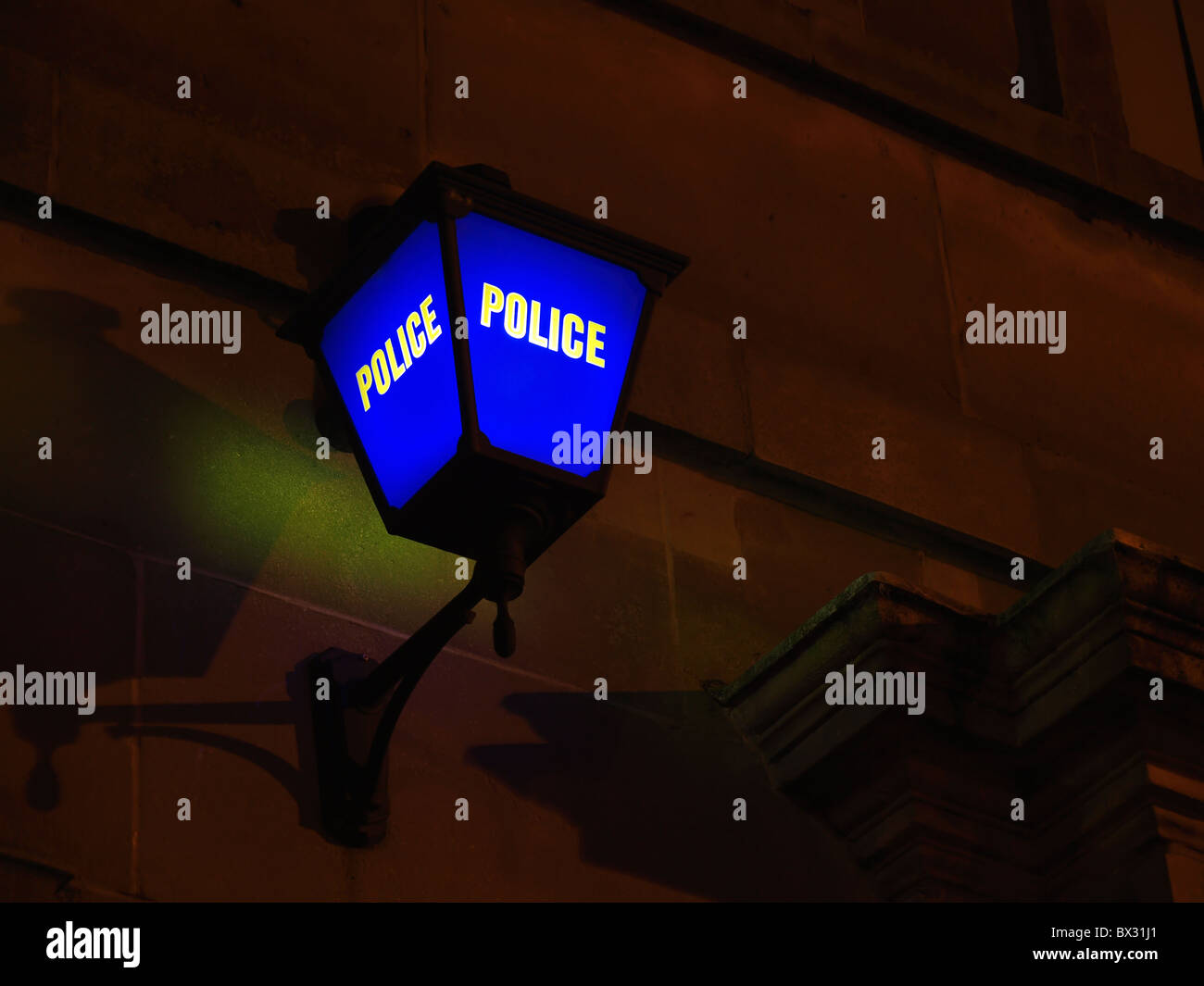 Eine blaue Lampe außerhalb einer Polizeistation in der Nacht Stockfoto