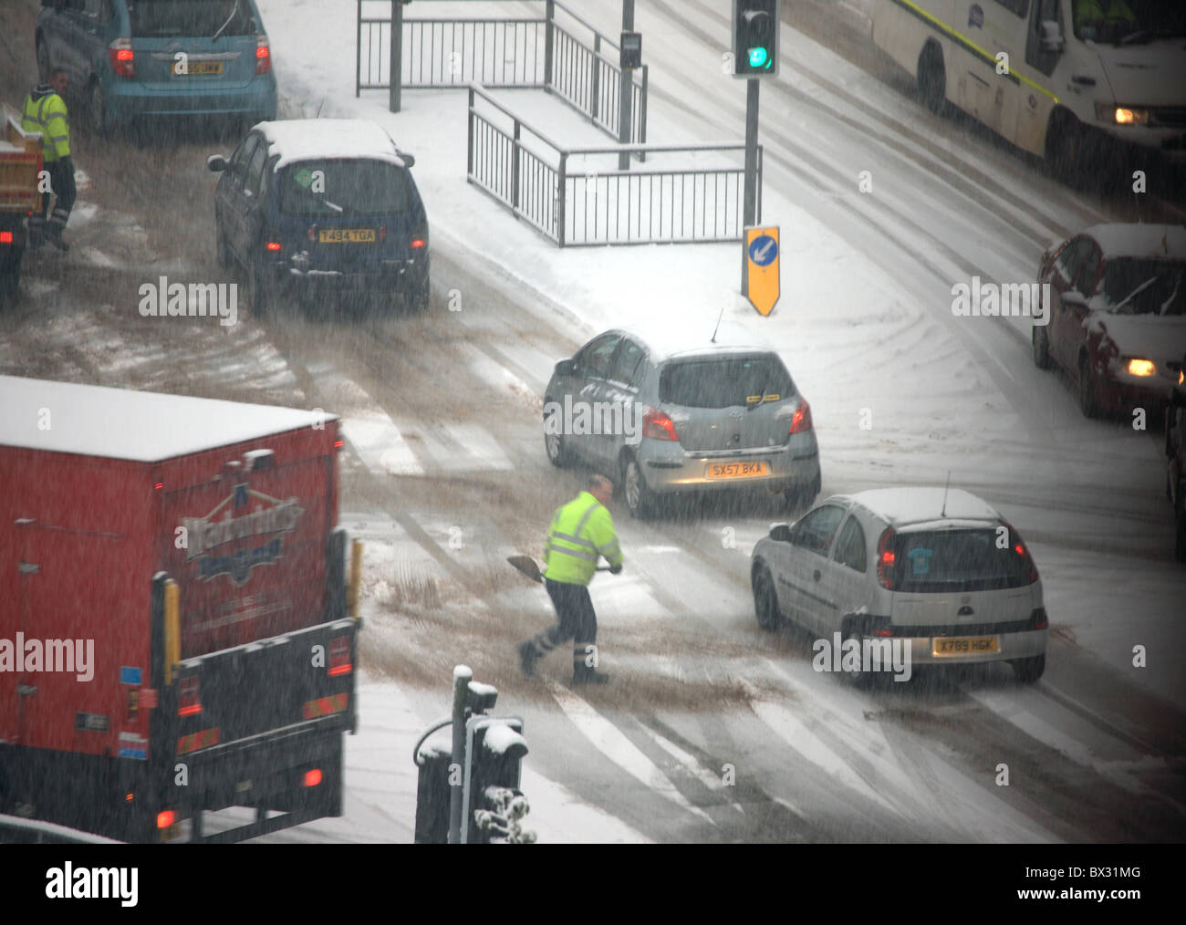 Lokale Behörde Arbeiter kämpfen um Schottlands Straßen zu halten öffnen Sie bei extremen Wetterbedingungen Anfang Dezember 2010 Stockfoto