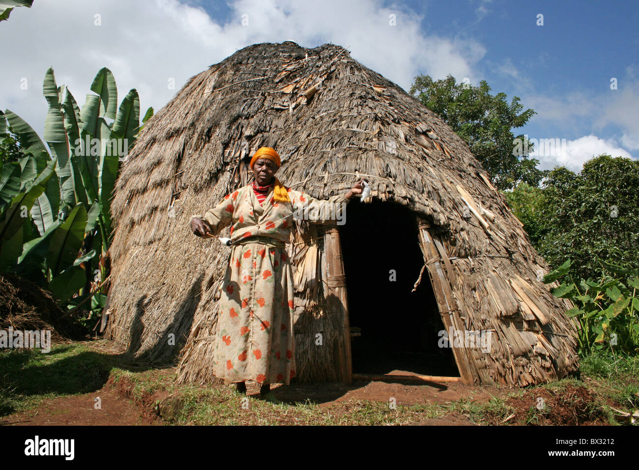 Dorze Frau Spinning Baumwolle außerhalb ihrer Hütte In Chencha, Omo-Tal, Äthiopien Stockfoto