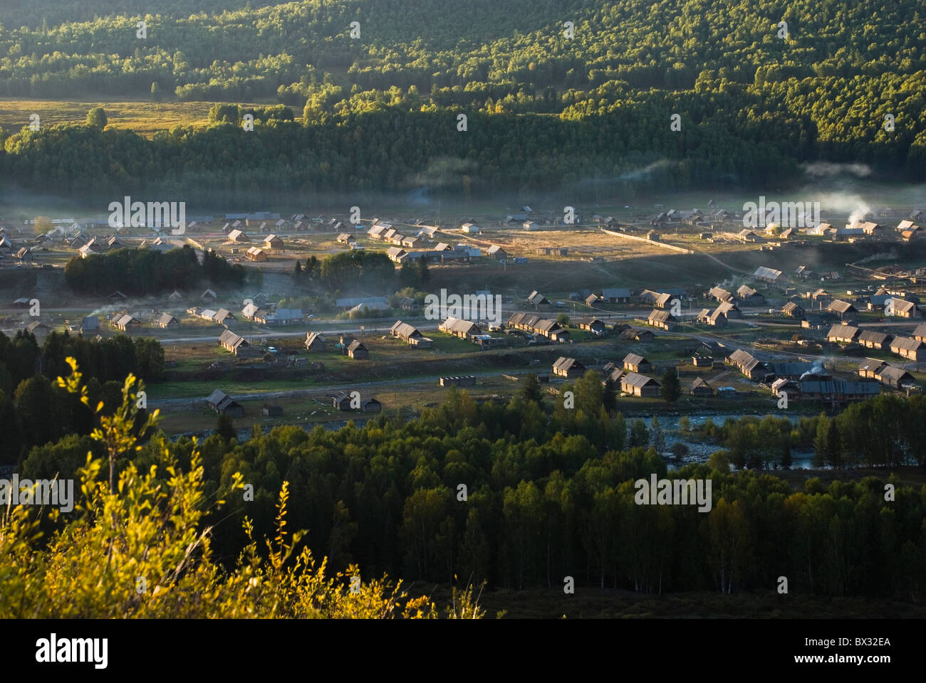 Morgen-Szene am Hemu, nördlichen Xinjiang, China. Stockfoto