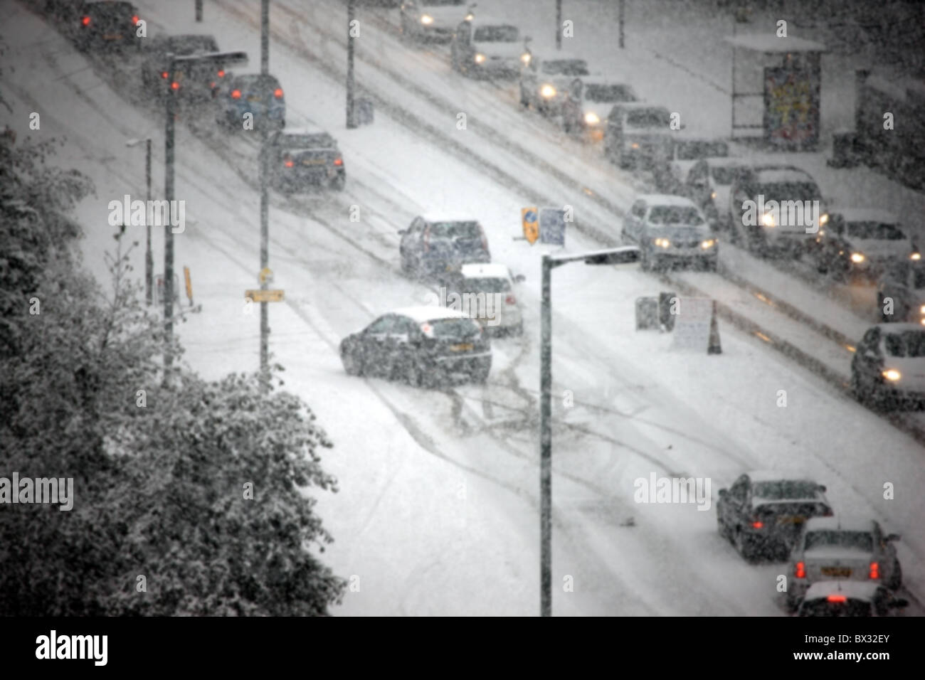 Autos schieben auf vereisten Straßen bei extremen Wetterbedingungen in Schottland im Dezember 2010 Stockfoto