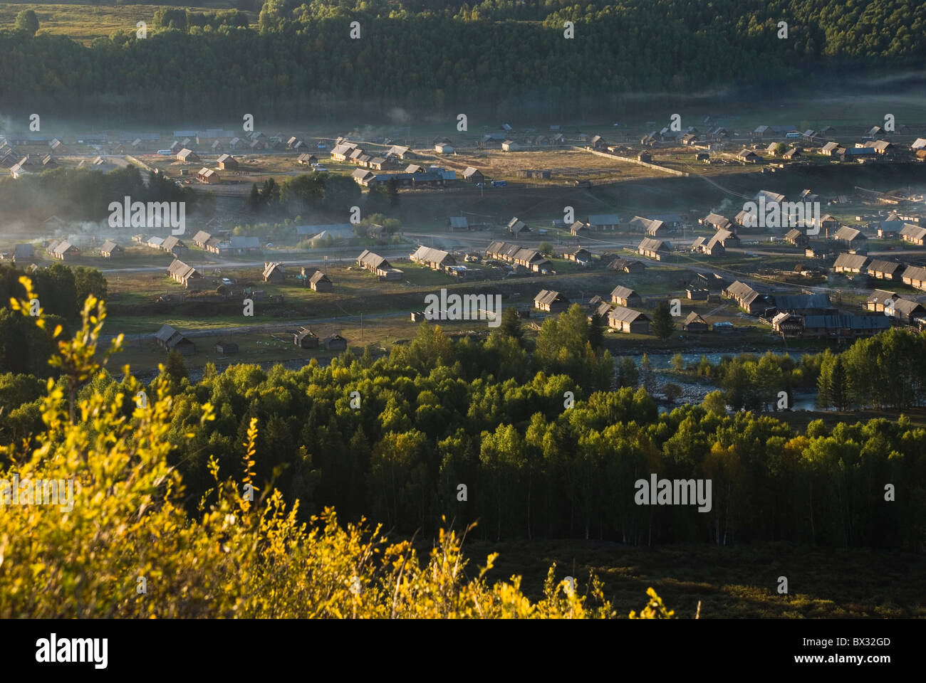 Morgen-Szene am Hemu, nördlichen Xinjiang, China. Stockfoto