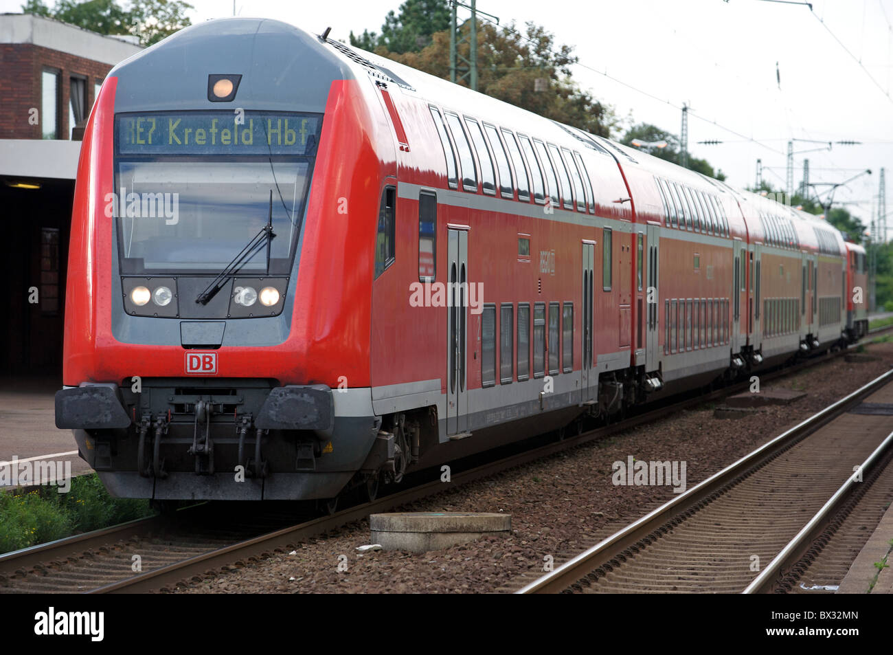 Personenzug der Deutschen Bahn RE (Regional-Express), Opladen, Deutschland. Stockfoto