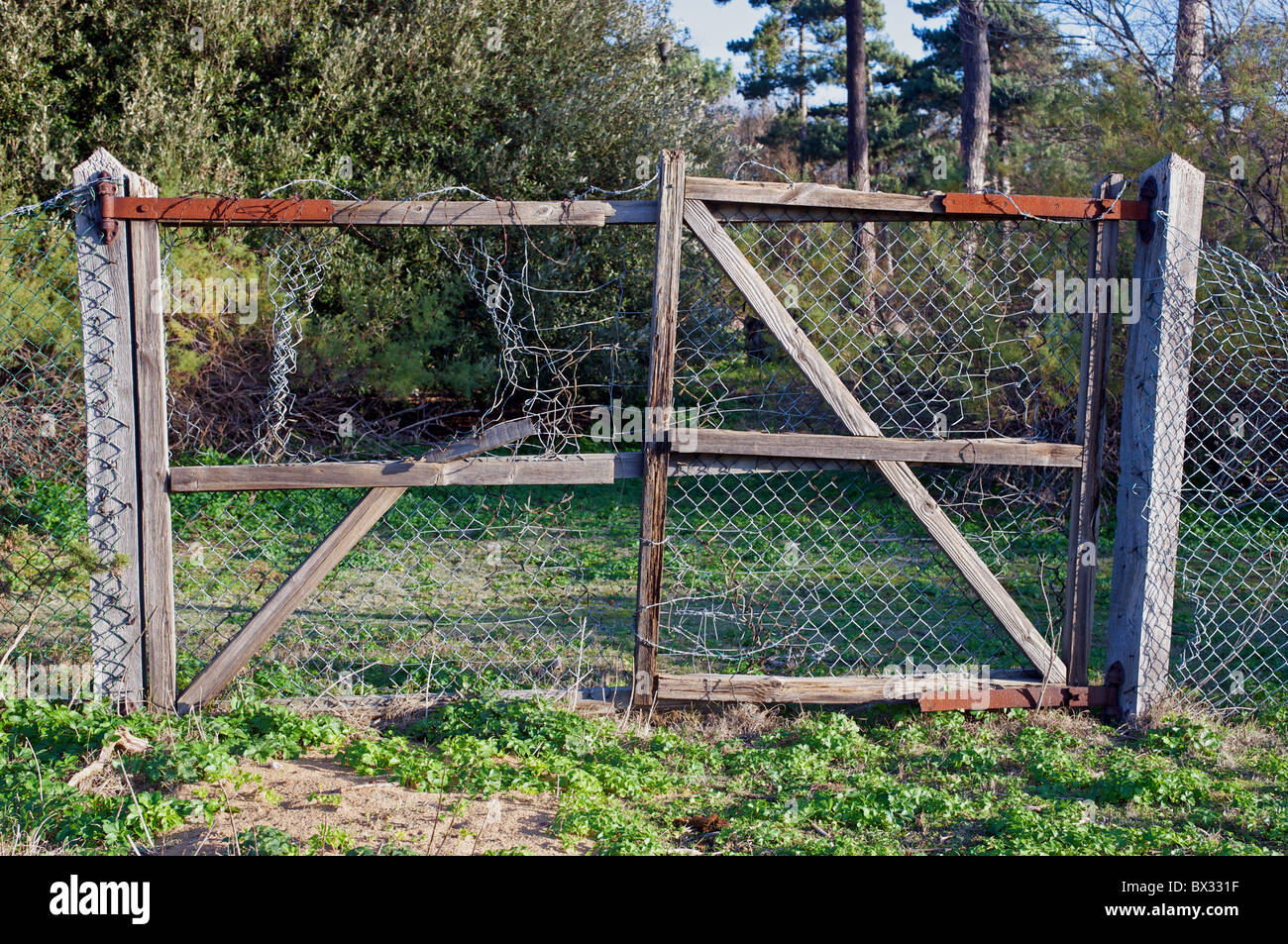 Alten Holztoren auf der ehemaligen RAF Bawdsey Radarstation Stockfoto