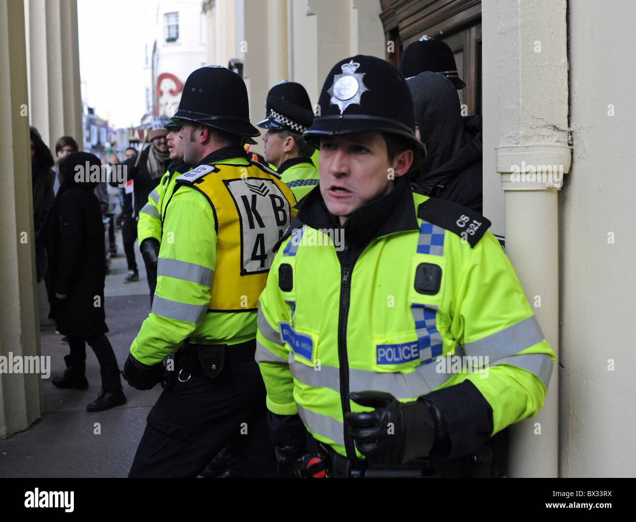 Sussex Polizei Kontrolle von Menschenmengen während der Studentenproteste in Brighton UK Stockfoto