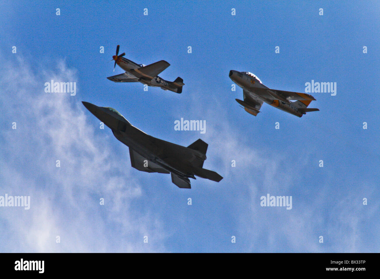Zwei Flugzeuge fliegen mit einem f-22 Raptor Stockfoto