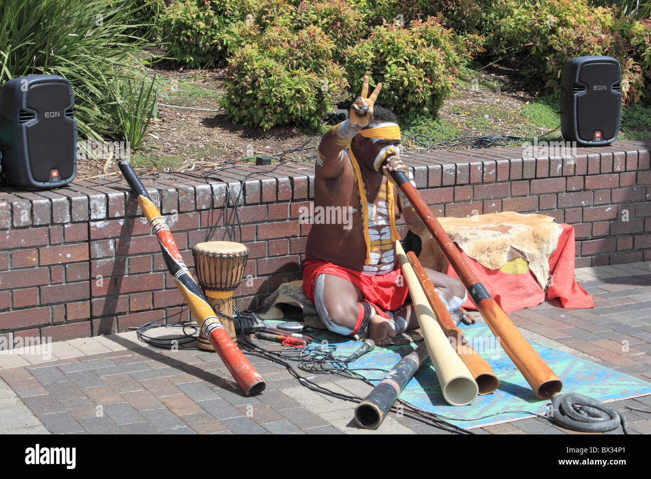 Aborigine-Straßenmusiker spielen Didgeridoo unterhält am Circular Quay, The Rocks, Sydney, New South Wales, NSW, Australia, Australien Stockfoto