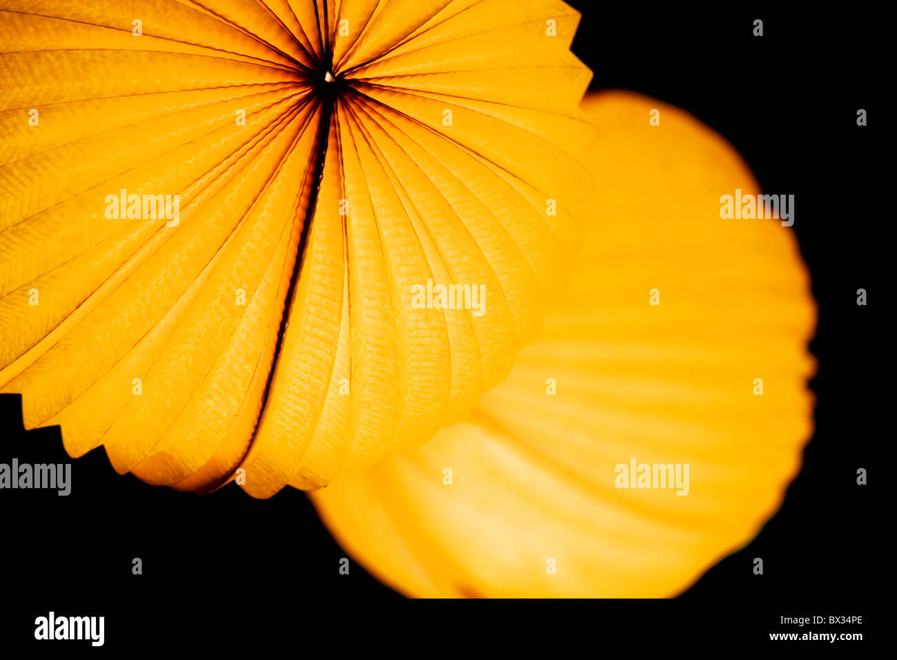 Chinesische Papier in leuchtenden orange Laternenlicht in der Nacht Stockfoto