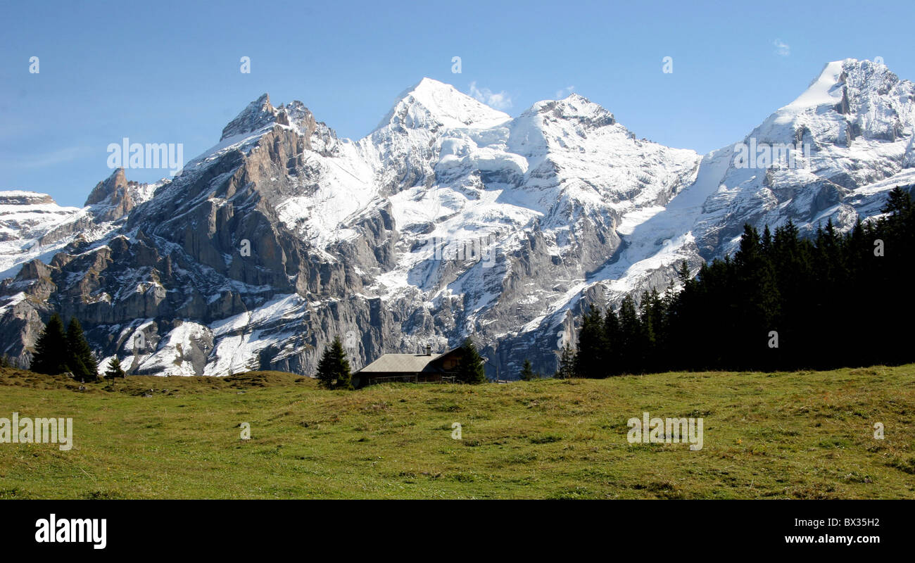 Schweiz Europa Berner Oberland ob Kandersteg Fußweg Oschinensee See Berge verschneiten Alpen Frunde Stockfoto
