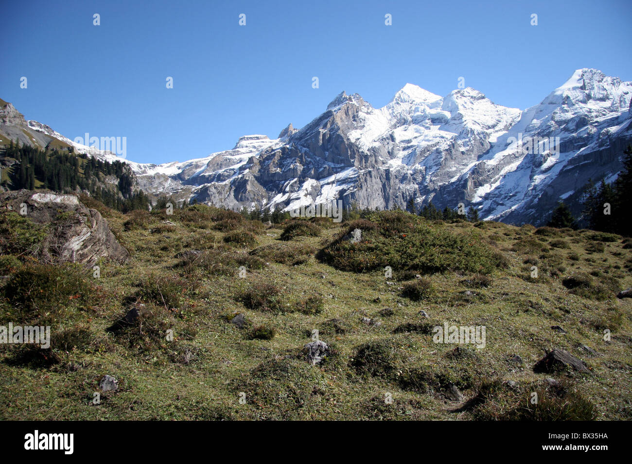 Schweiz Europa Berner Oberland ob Kandersteg Fußweg Oschinensee See Berge Alpen verschneiten Oeschi Stockfoto
