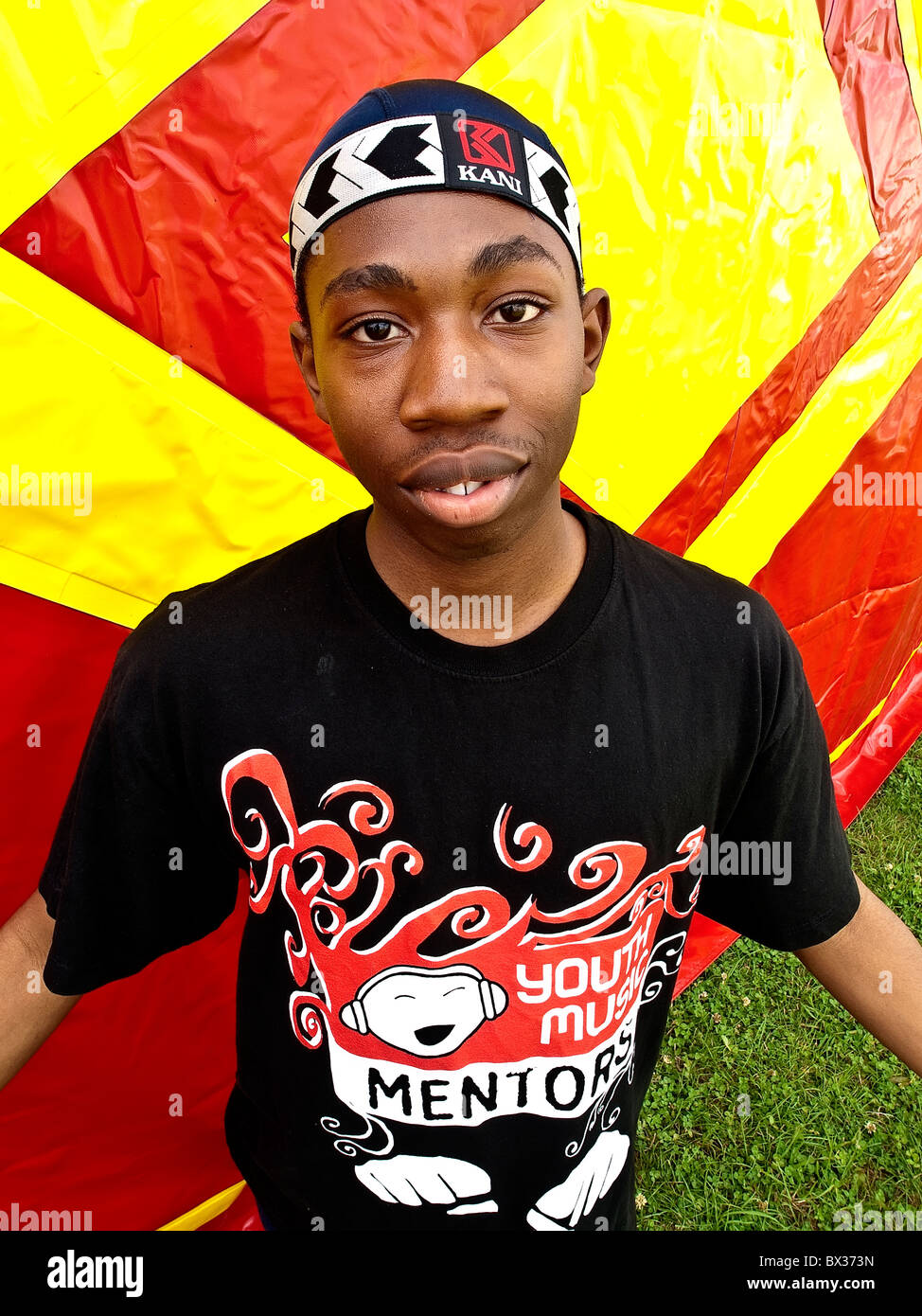 Schwarzen männlichen Jugendlichen Afro Caribbean Teenager vor bunten (farbigen) Hintergrund Stockfoto