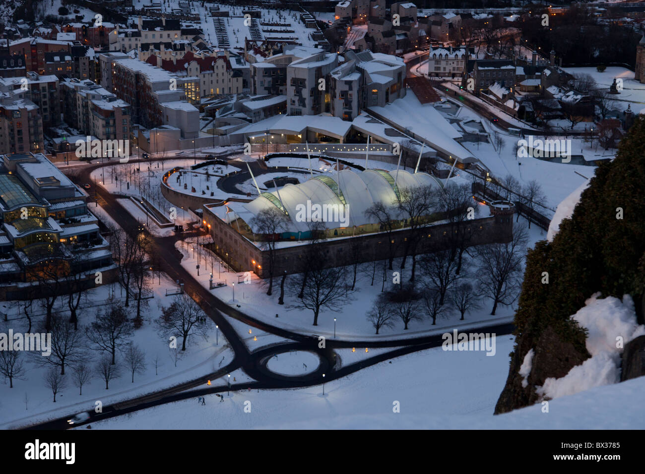 Blick auf Dynamic Earth und verschneiten Edinburgh aus Salisbury Crags Stockfoto