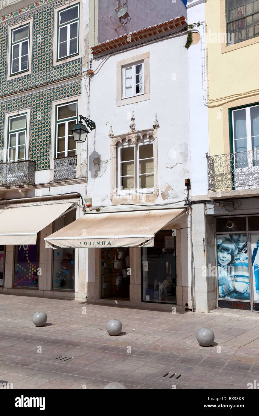 Manuelinischen Fenster (Janela Manuelina) in Sá da Bandeira-Platz in der Stadt Santarém, Portugal. Stockfoto