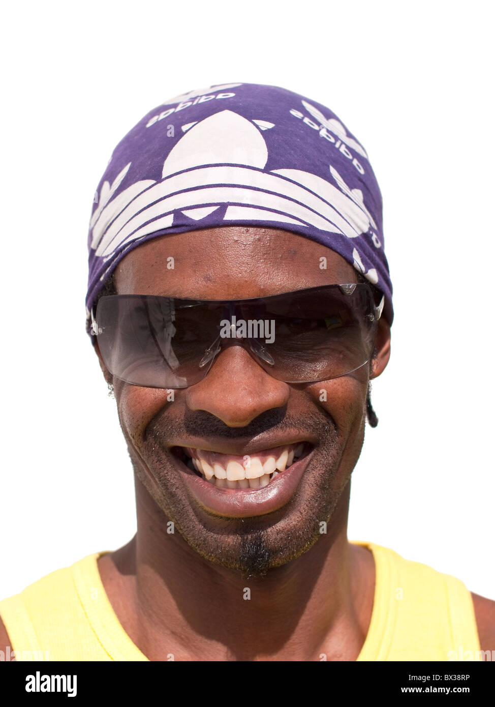 Booma Alter 40 aus Leeds, schwarze männliche Afro-Karibischen gelb-T-Shirt und lila Kopftuch tragen. Stockfoto