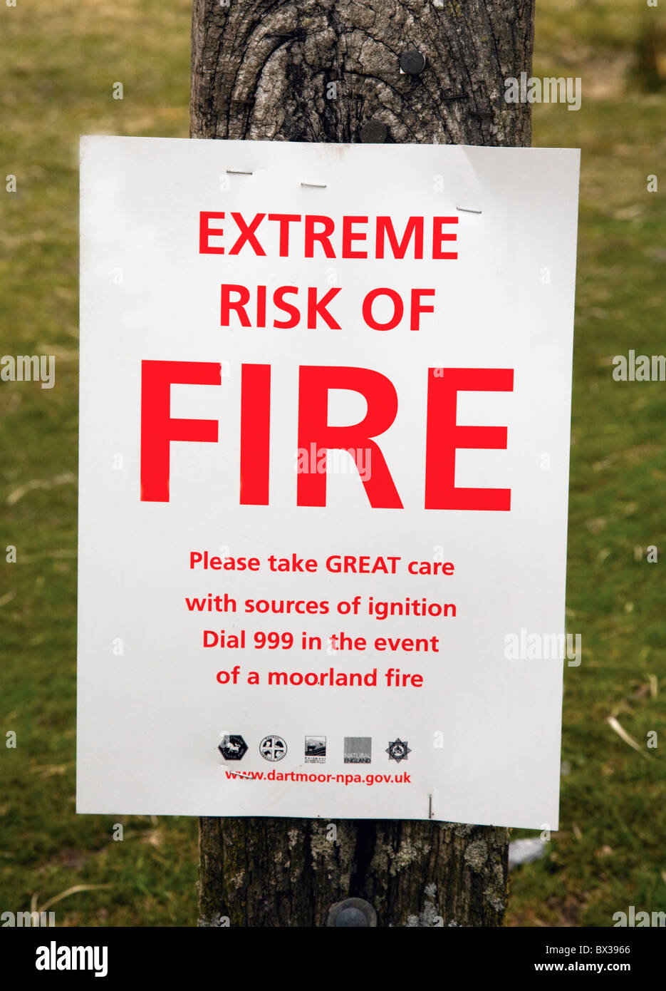Schild "extreme Brandgefahr" Posted an einen Baum im Dartmoor National Park; Devon, England Stockfoto