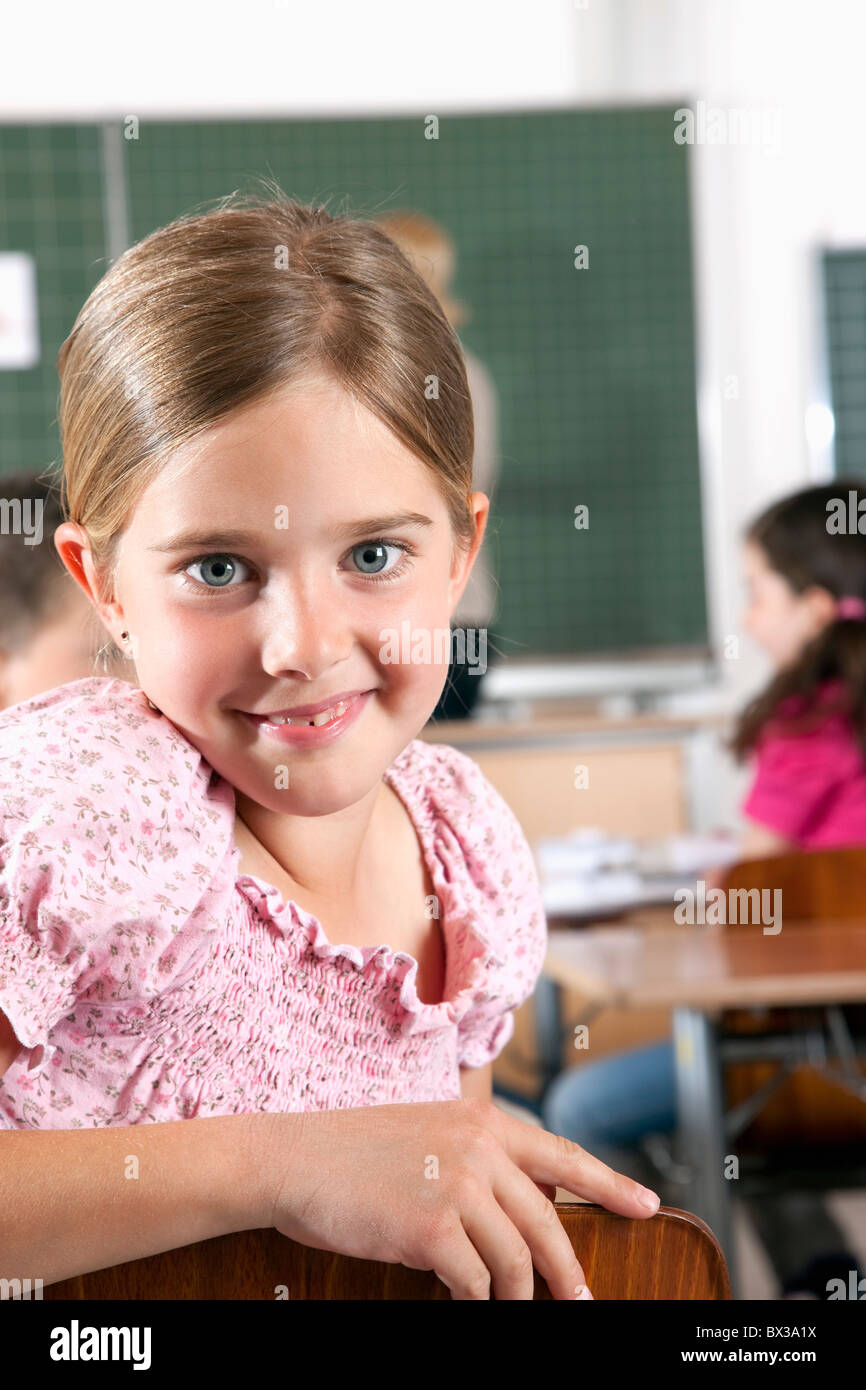 Porträt des jungen Mädchens im Klassenzimmer Stockfoto