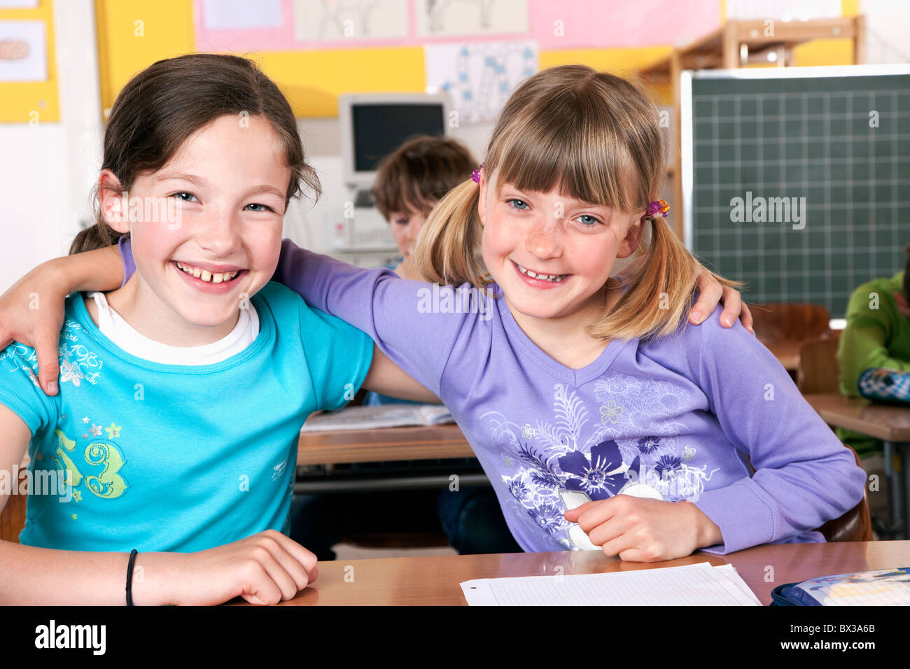 Porträt von zwei kleinen Mädchen in die Klassenzimmer zu umarmen Stockfoto