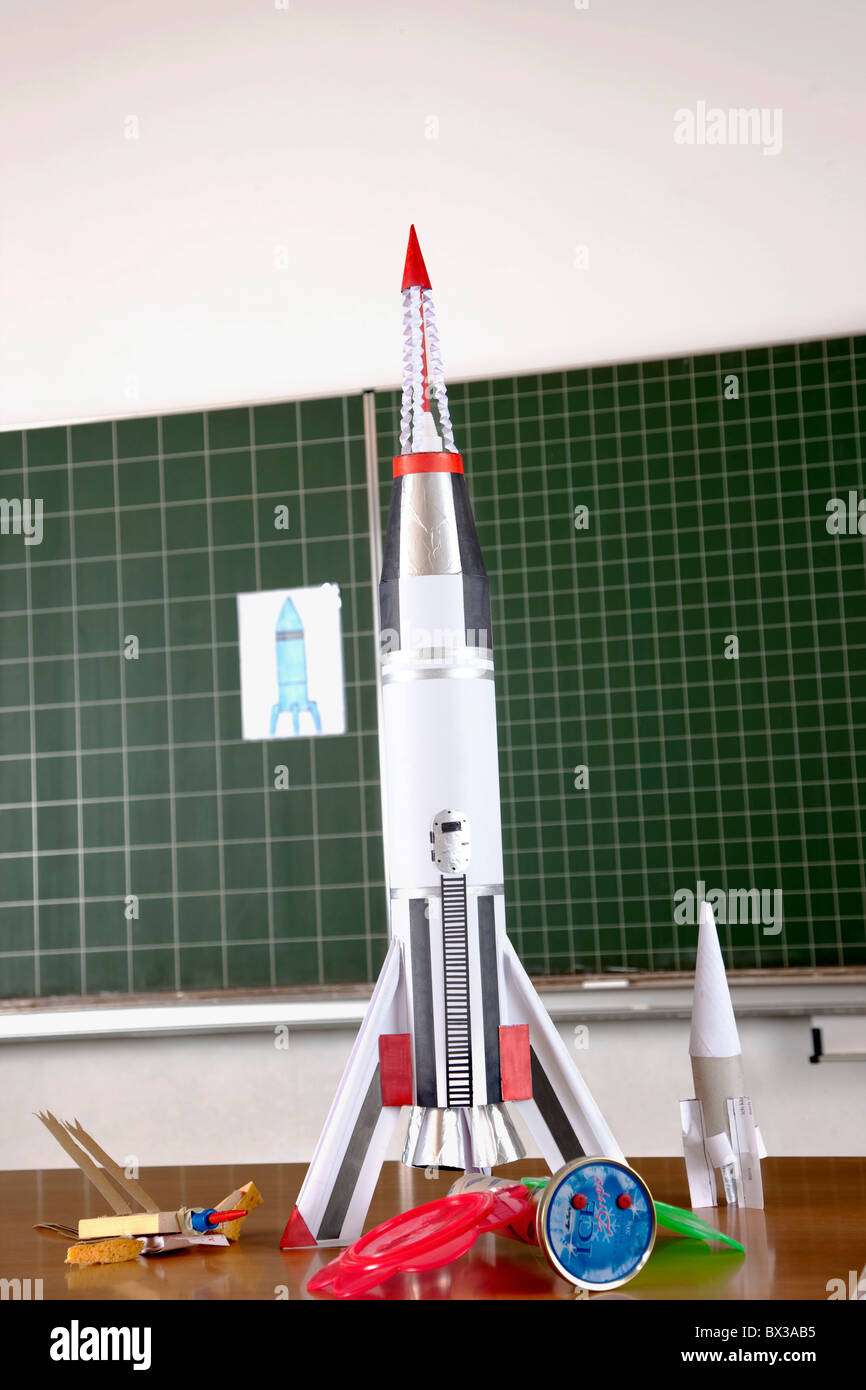 Modell der Rakete auf Schreibtisch im Klassenzimmer Stockfoto