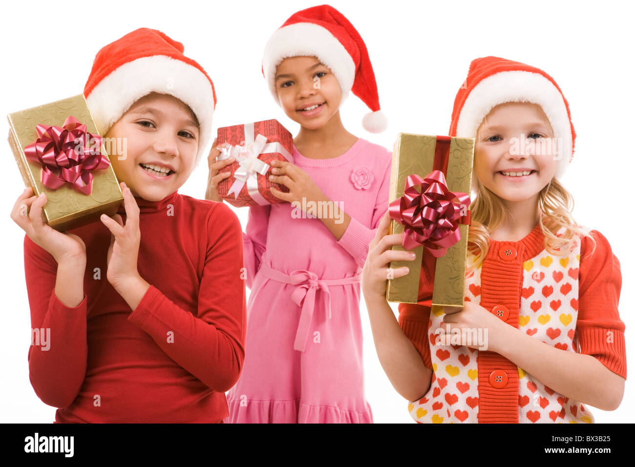 Glückliche Freunde mit Geschenkbox Blick in die Kamera und lächelnd Stockfoto Glückliche Freunde mit Geschenkbox Blick in die Kamera und lächelnd Stockfoto