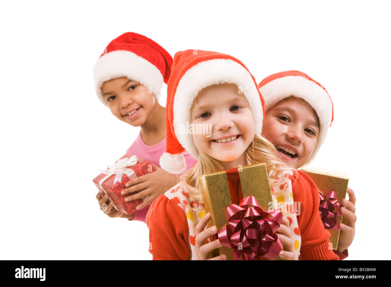 Glückliches Mädchen mit Blick in die Kamera mit ihren Freunden im Hintergrund Geschenkbox Stockfoto Glückliches Mädchen mit Blick in die Kamera mit ihren Freunden im Hintergrund Geschenkbox Stockfoto