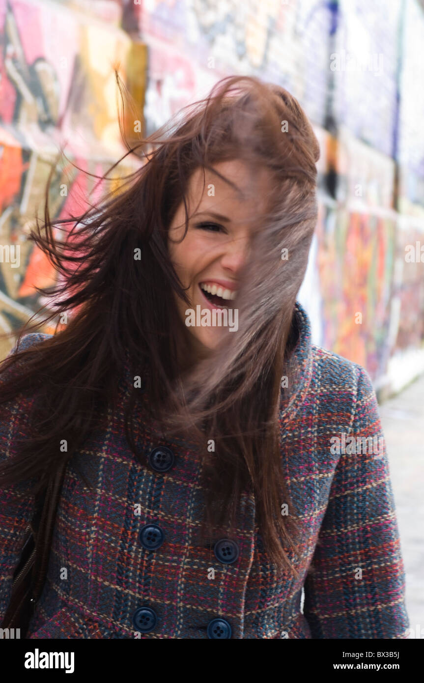 Porträt der jungen Frau mit windigen Haar Stockfoto