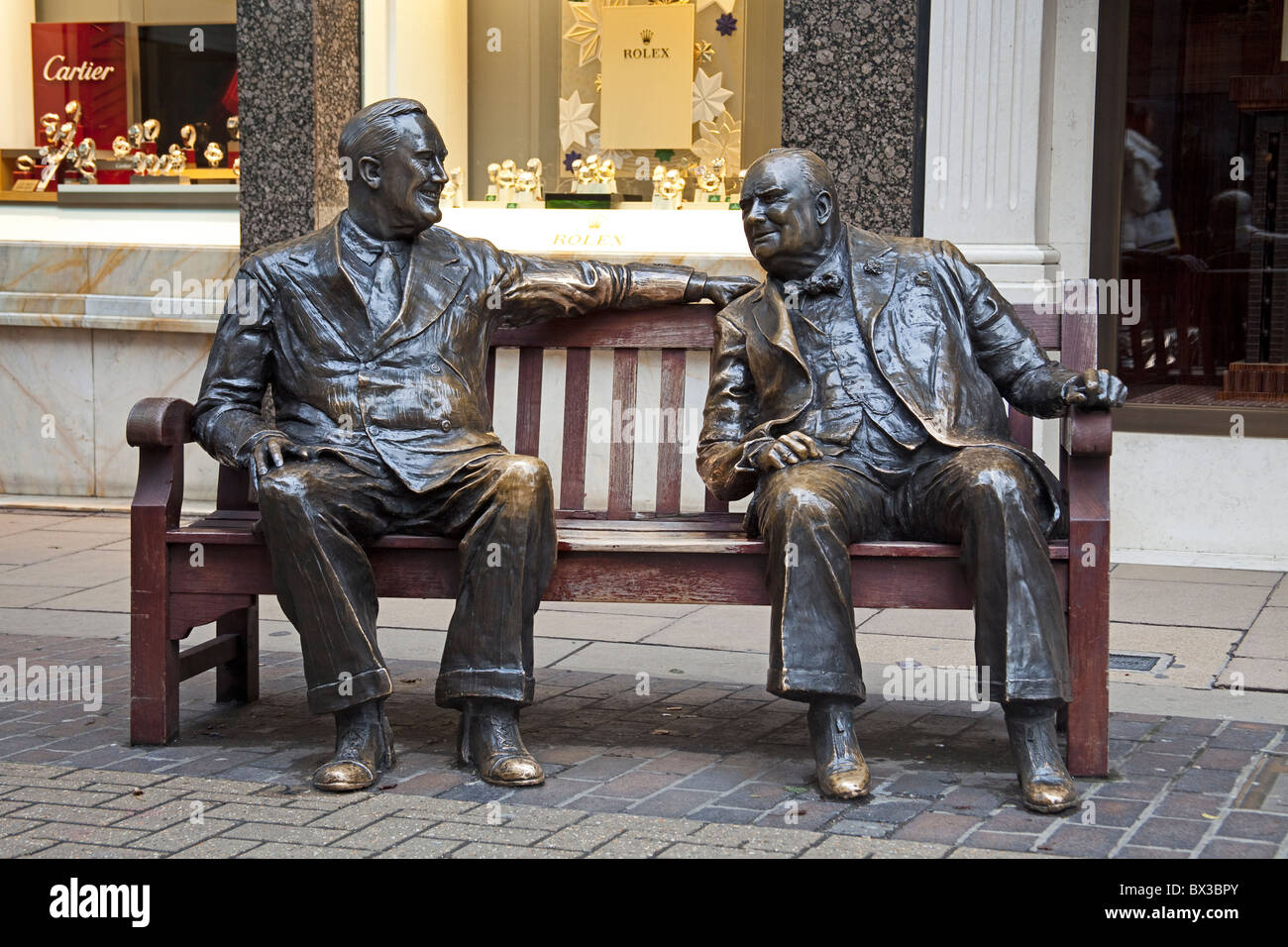 London, Mayfair Skulptur von Churchill und Roosevelt in Old Bond Street November 2010 Stockfoto