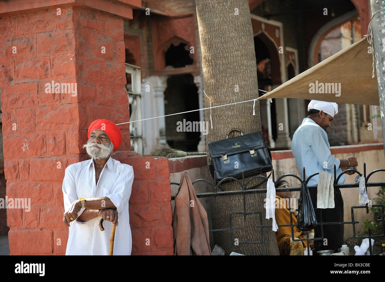 Ein Mann der Rajput stolz warten auf den Bus in Ajmer, Rajasthan Stockfoto