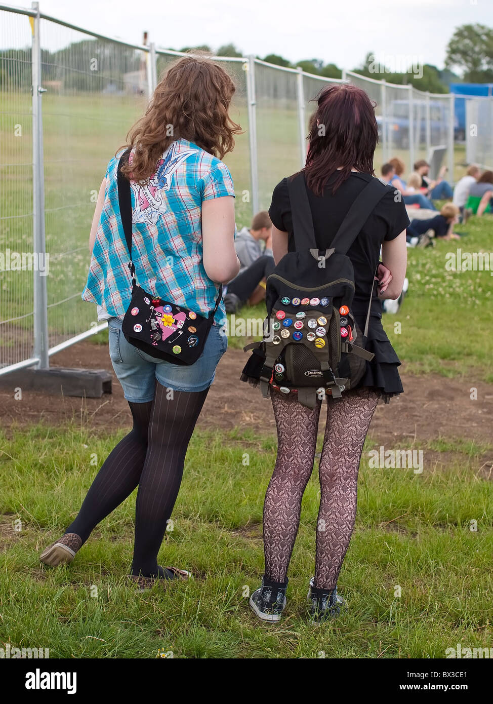 Zwei junge Mädchen Rückansicht (daher keine Freigabe) auf einem Festival in North Yorkshire Stockfoto