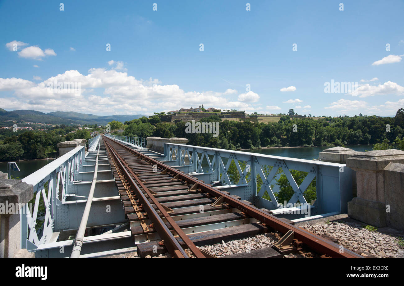 Gleise auf Eiffel Brücke Richtung Portugal suchen; TUI, Pontevedra, Spanien Stockfoto