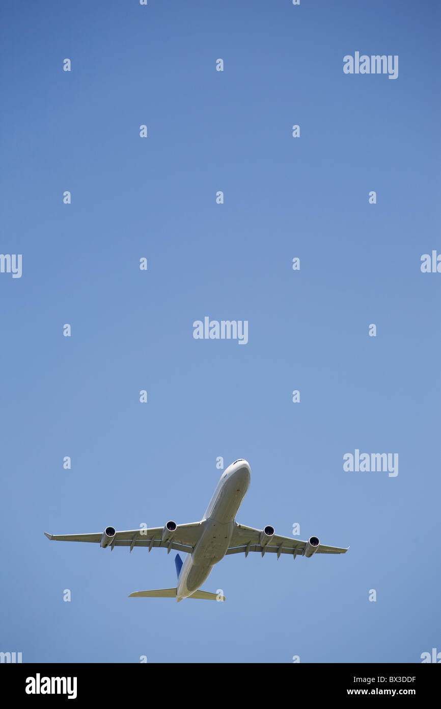 Kommerziellen Flugzeug im Flug; Calgary, Alberta, Kanada Stockfoto