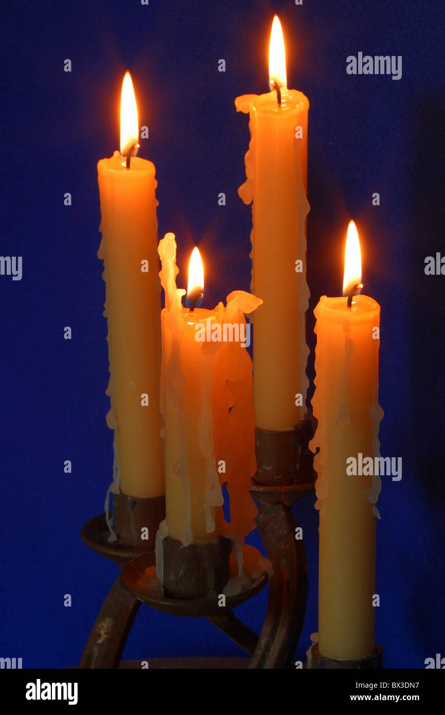 Wachs-Kerze-Halter Kerzen brennen Feuer beleuchtet Stockfoto
