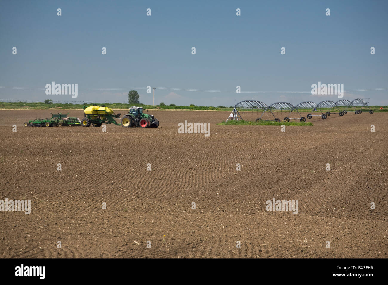 Luft In A Sämaschine Pflanzen umgegraben Feld; Alberta, Kanada Stockfoto