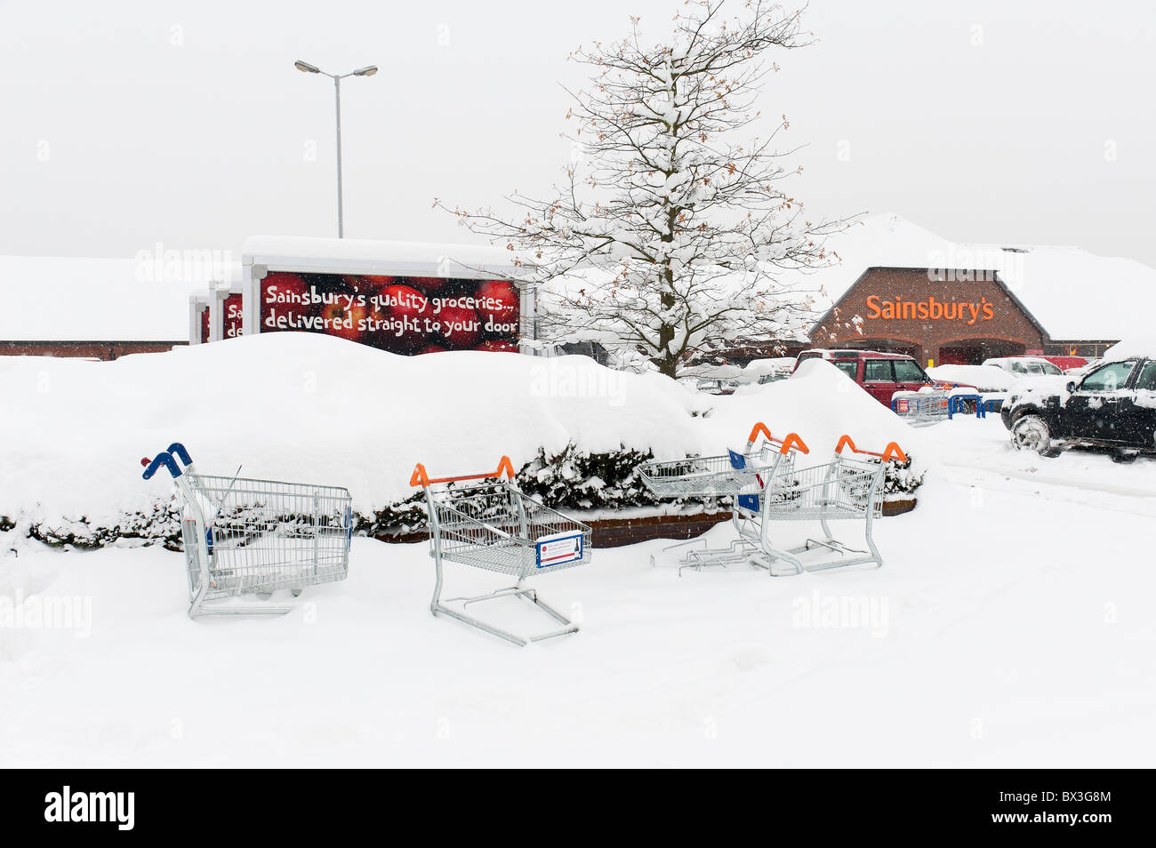 Unter geschneit, Schnee Sainsburys unter tiefen 12' bis 18' Kälteeinbruch Stockfoto