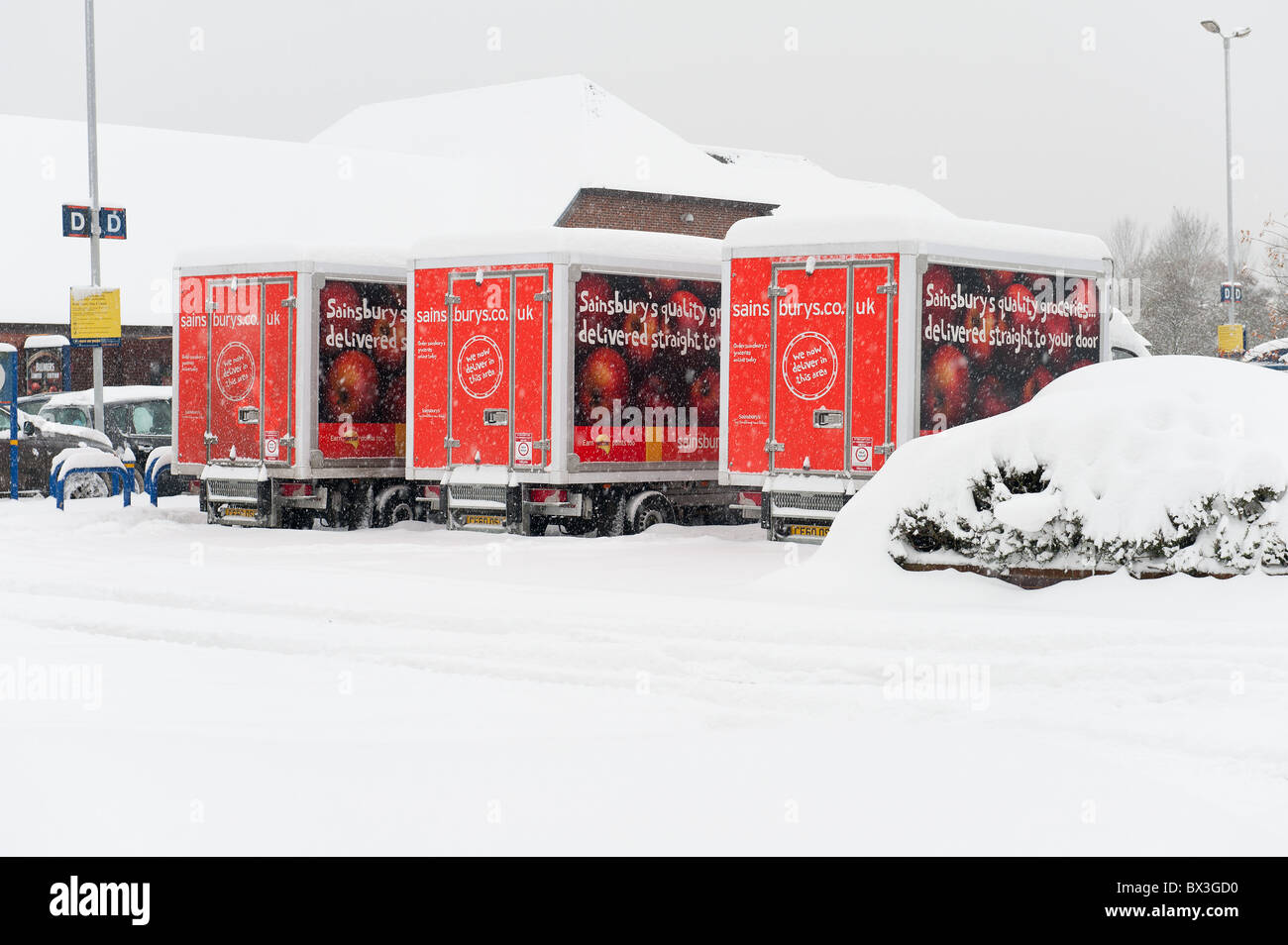 Unter geschneit, Schnee Sainsburys unter tiefen 12' bis 18' Kälteeinbruch Stockfoto