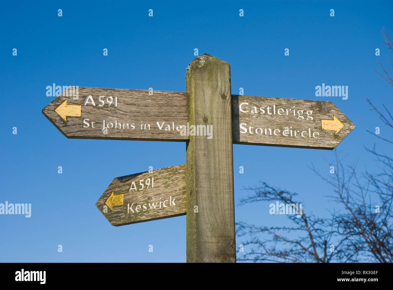 3-Wege aus Holz öffentlichen Fußweg Zeichen im Lake District, Cumbria Stockfoto