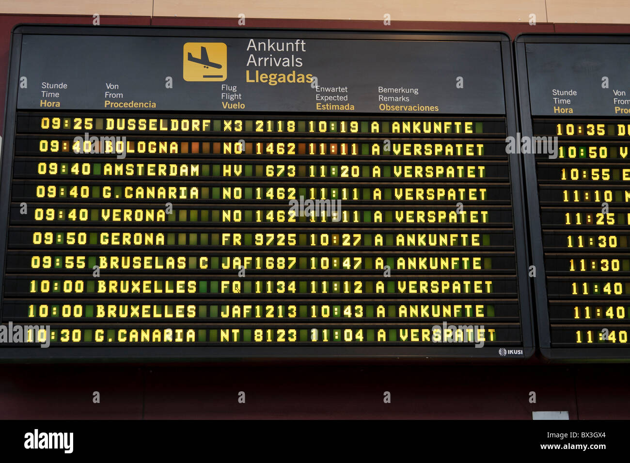 Anreise-Board am Flughafen Teneriffa zeigen Verzögerungen bei Flügen Stockfoto